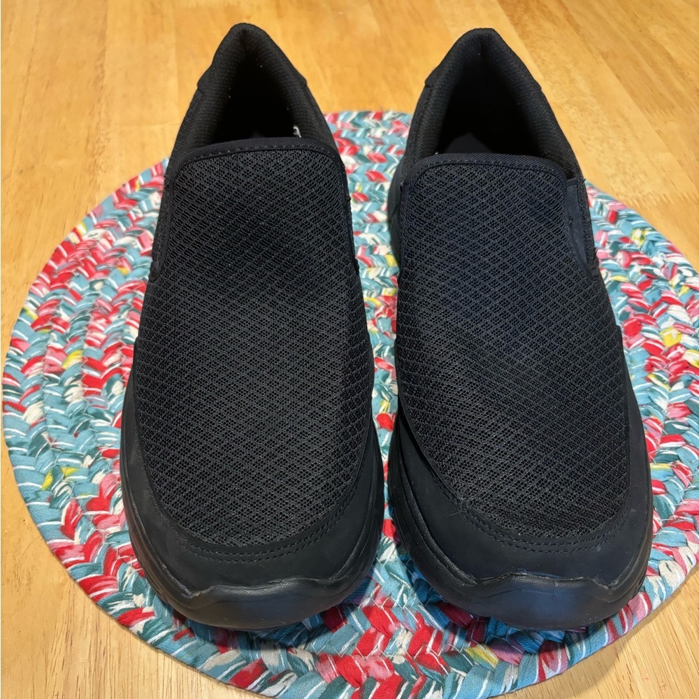 Men’s Skechers in black, size 10.5, Sport Memory Foam in EUC